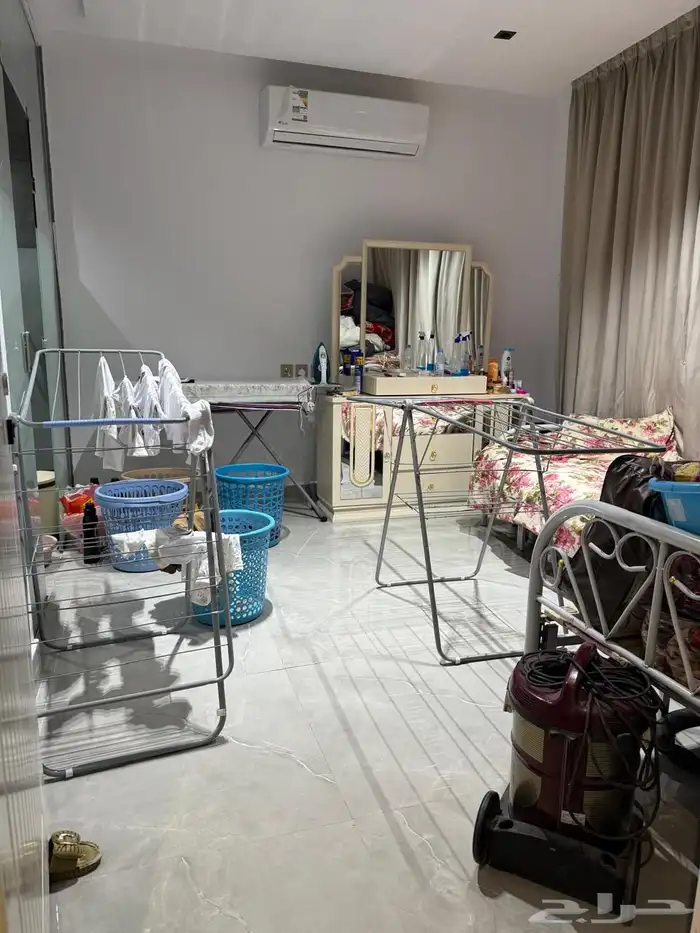 فيلا درج داخلي مؤثثة وحره مع شقتين للبيع بحي البيان 41