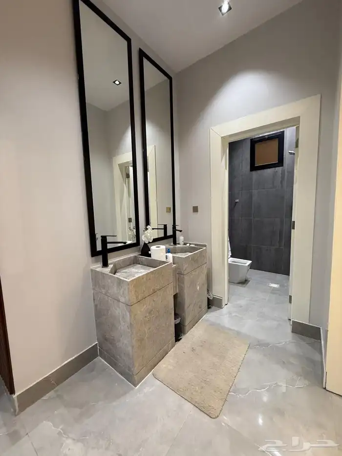 فيلا درج داخلي مؤثثة وحره مع شقتين للبيع بحي البيان 21