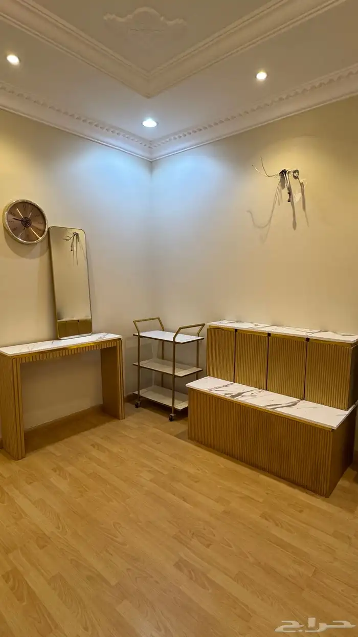 طاولات خدمه مع عربيه ومرايه وطاولة استقبال 0