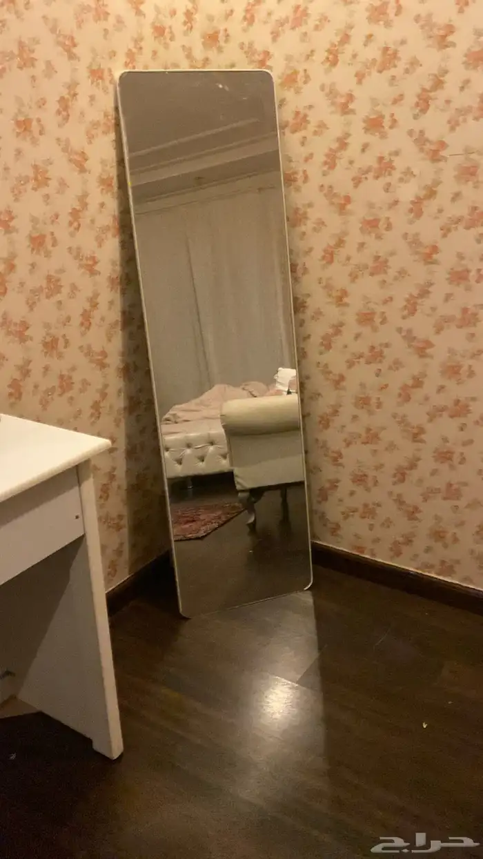 كرسي مع مرايا 0