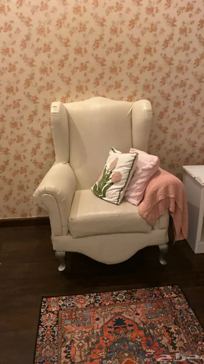 كرسي مع مرايا 1