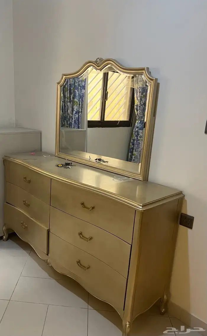 غرفة نوم مكونه من سرير وطاولتين جانبيه وتسريحة بدون دولاب 2