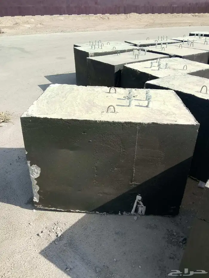 يوجد لدينا حواجز خرسانيه جهزه من جميع انواع المقاصت اتوصل 3