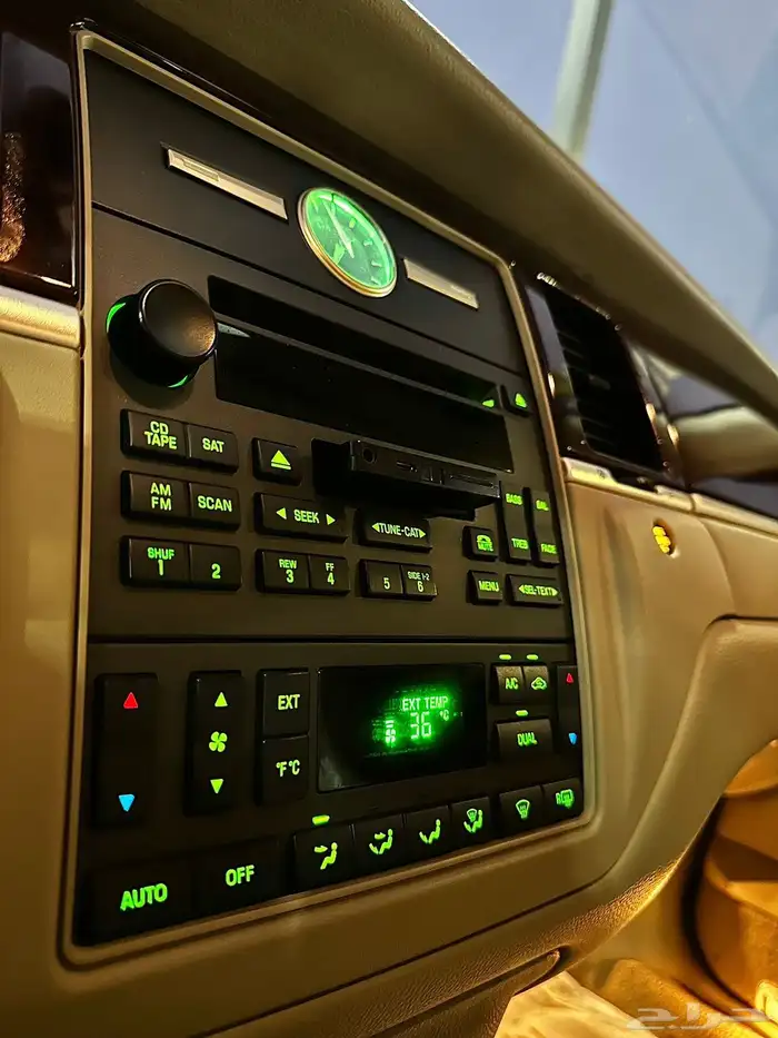 لنكولن تاون كار مخزن ممشى 82 الف كيلو فقط 46