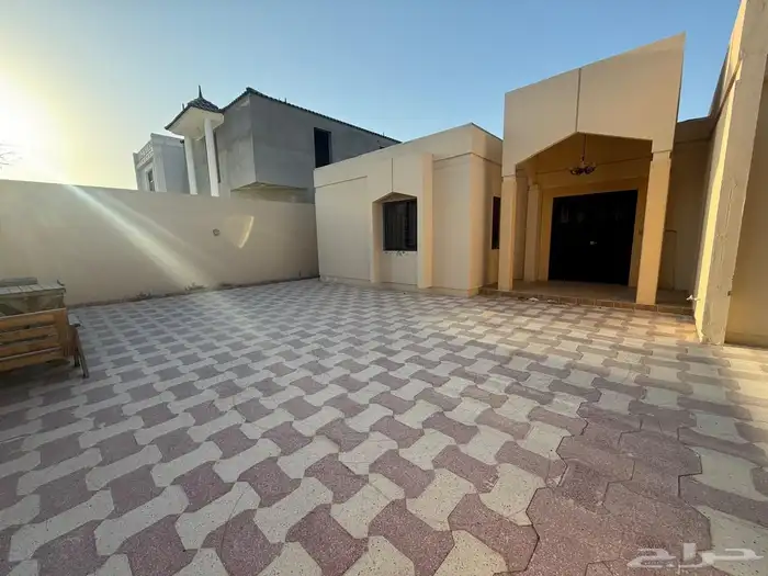 فلا للبيع دور كبير في حي الخليج 11