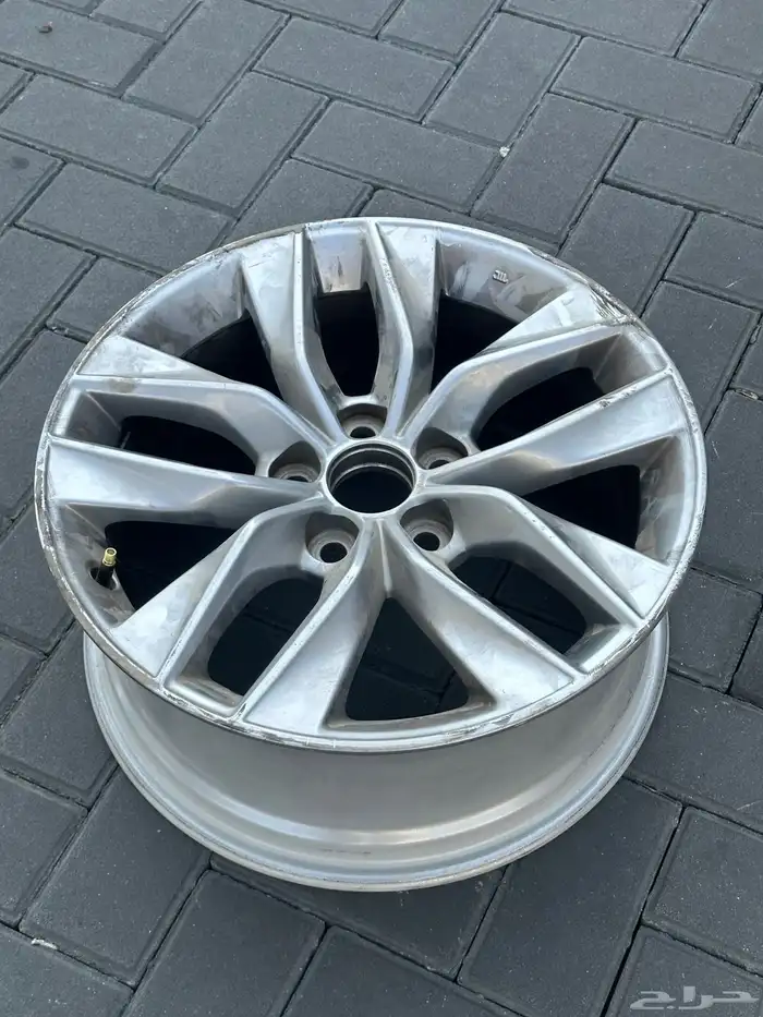 جنط افالون نضيف وعلى الشرط موديل 21 وانت طالع 4