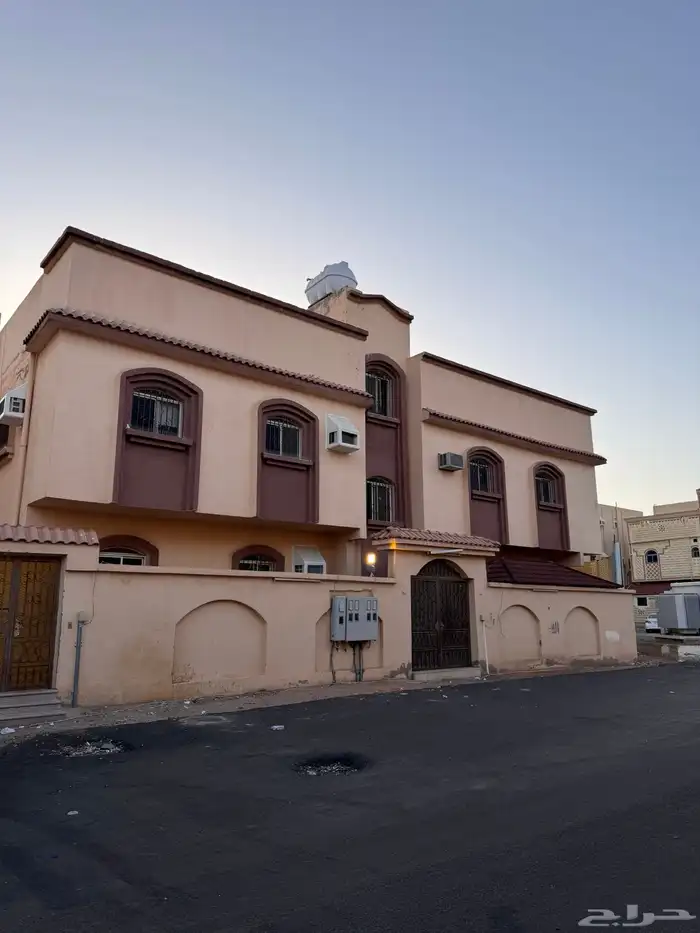 عمارة سكنية للبيع في حي المطار 3