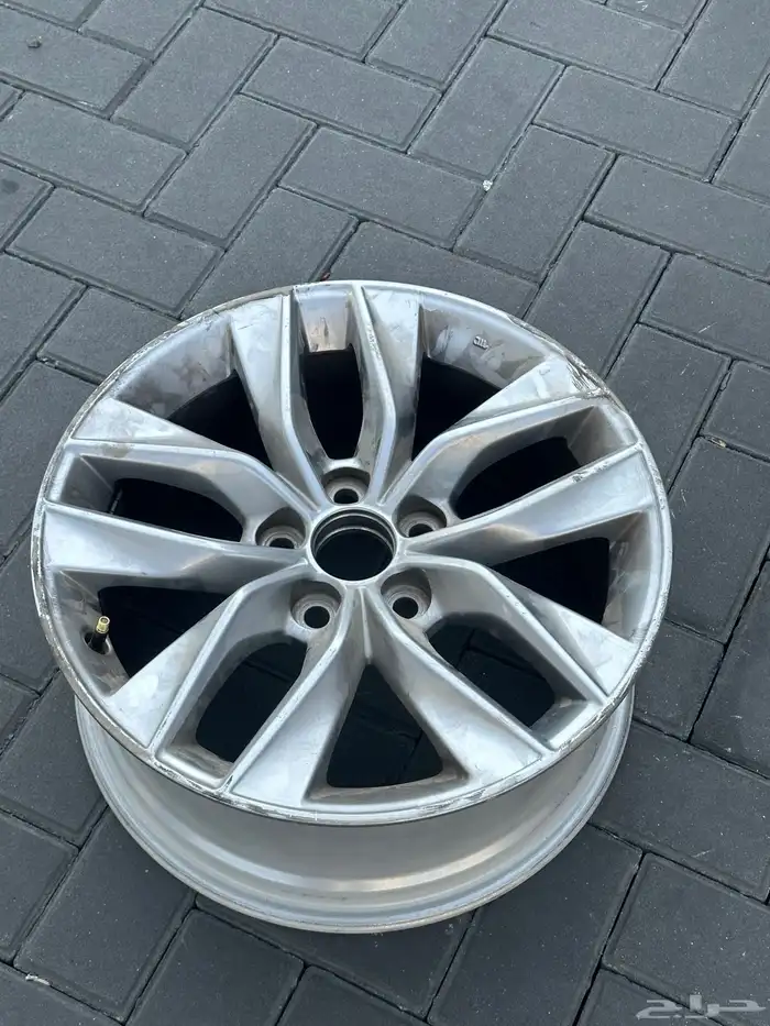 جنط افالون نضيف وعلى الشرط موديل 21 وانت طالع 5