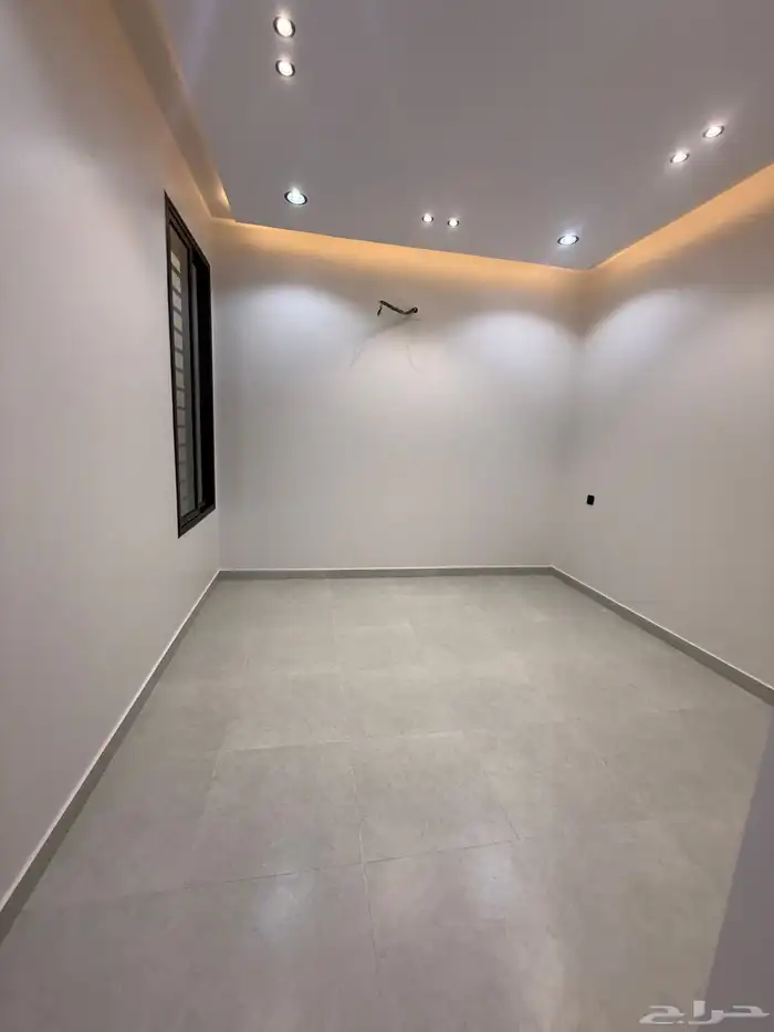 للبيع روف بملحق درج داخلي وخارجي حي الجوهره شرق خميس مشيط 14