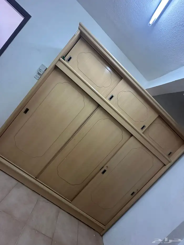 دولاب خشبي ثلاث ثلاث أبواب ممتاز جدا للبيع 0