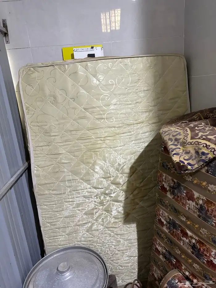 سرير خشب مع المرتبه للبيع 1