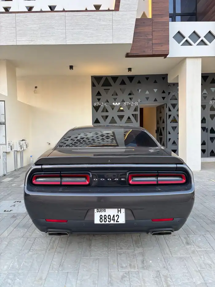 دوج تشالنجر 2022 8 سلندر لوحة دبي في الرياض 5