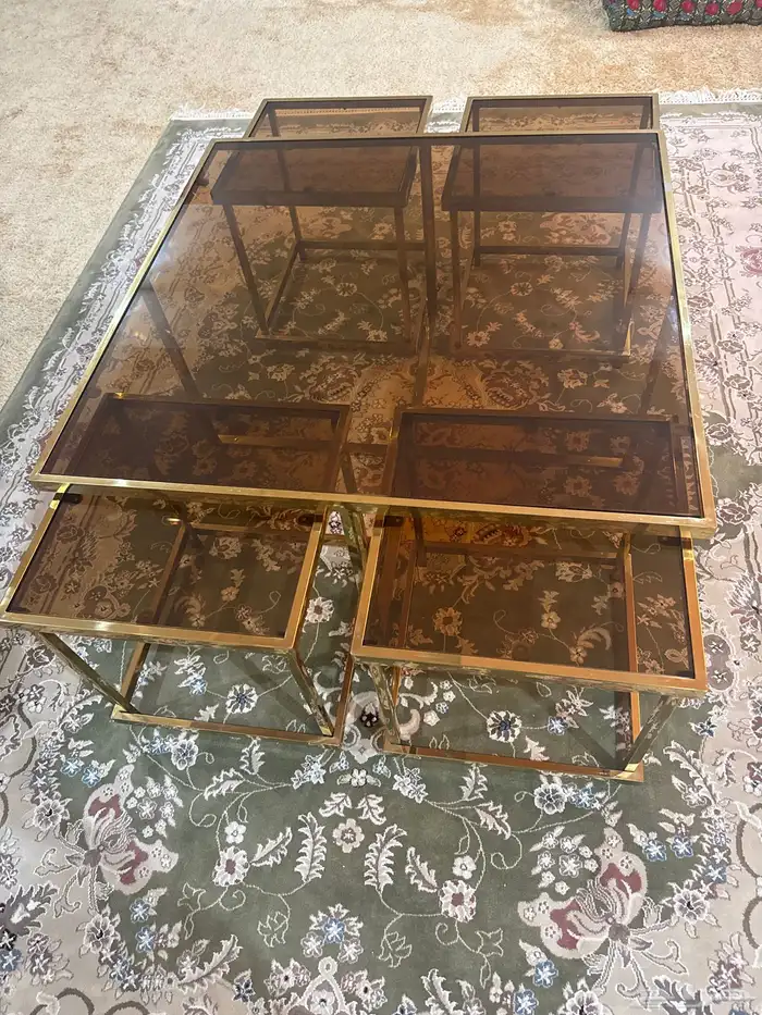 طاولة قهوه عسلي وذهبي مع اربع طاولات خدمه طاولات الخدمه 2