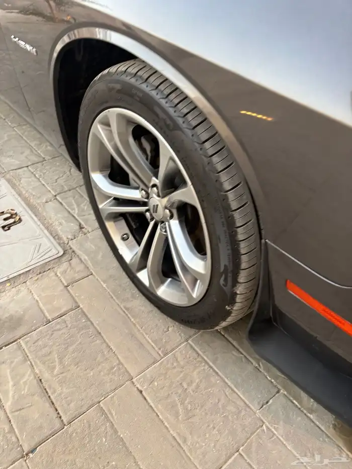 دوج تشالنجر 2022 8 سلندر لوحة دبي في الرياض 8