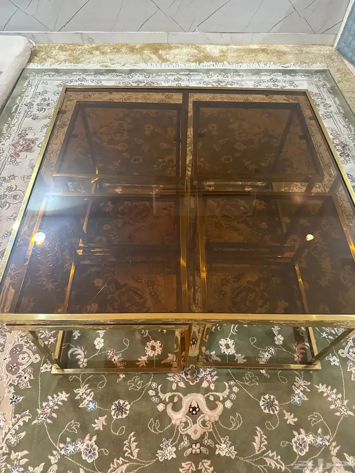 طاولة قهوه عسلي وذهبي مع اربع طاولات خدمه طاولات الخدمه 4