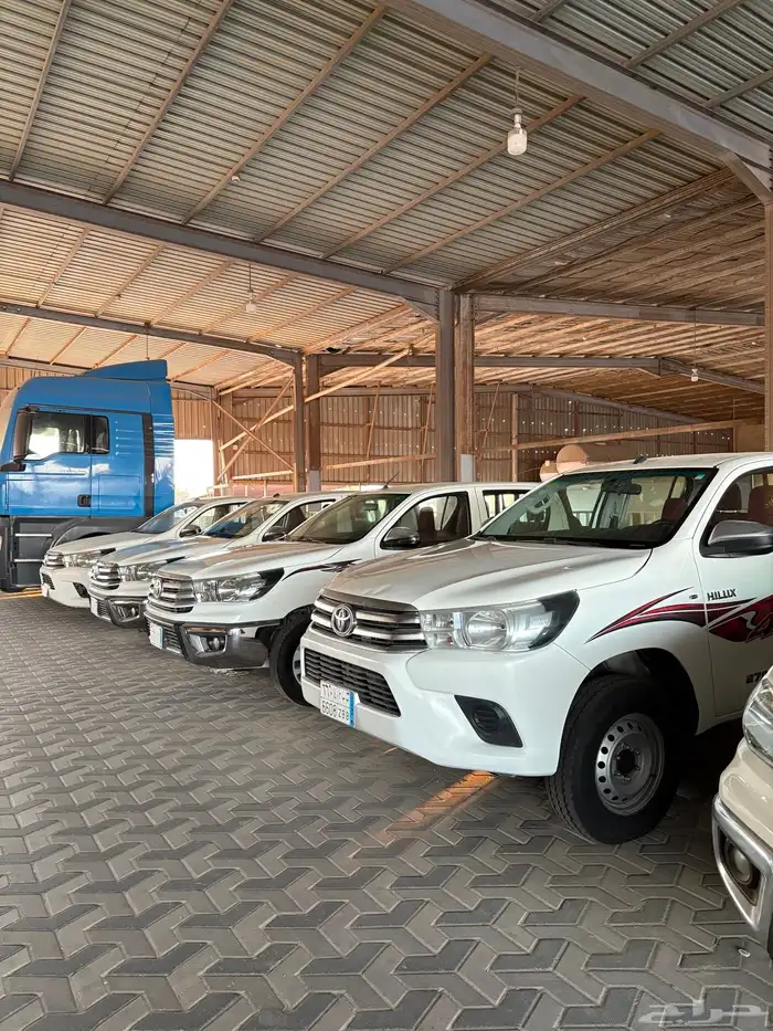 هايلوكس 20118 مرفق معها مجموعة هايلوكسات مخزنه 3