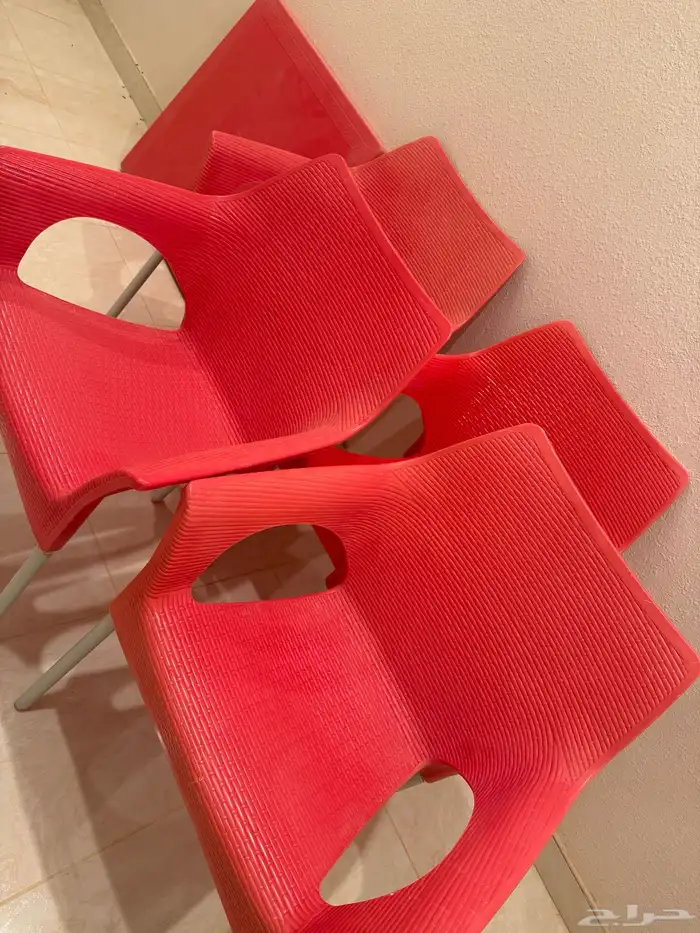 طاولة مع كراسي 0