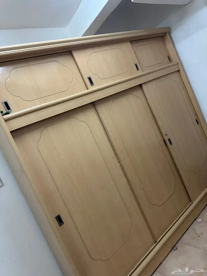 دولاب خشبي ثلاث ثلاث أبواب ممتاز جدا للبيع 1