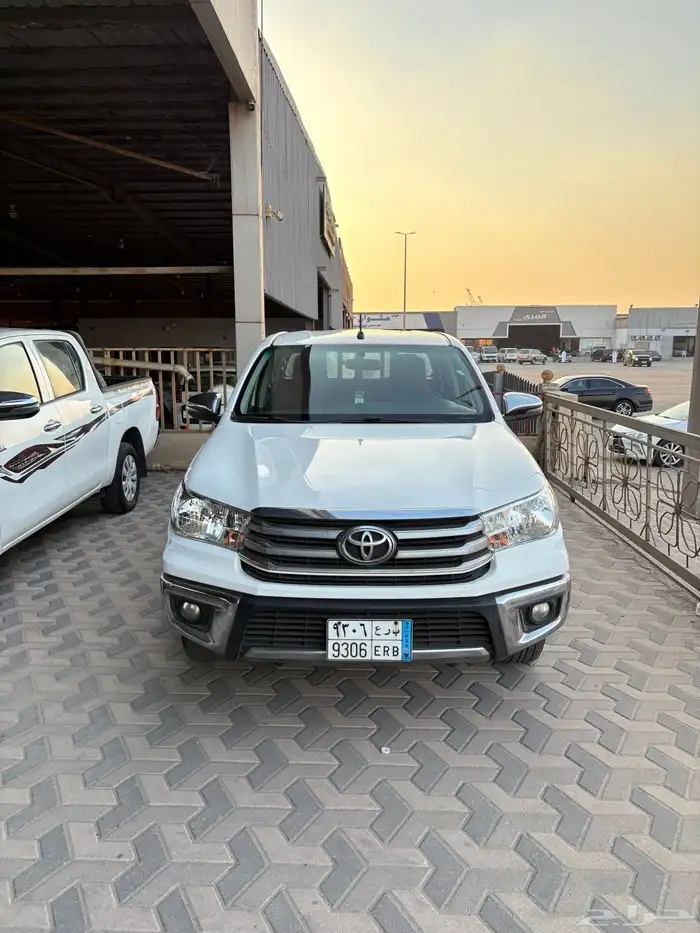 هايلوكس 20118 مرفق معها مجموعة هايلوكسات مخزنه 4