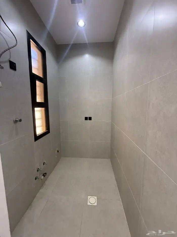 للبيع روف بملحق درج داخلي وخارجي حي الجوهره شرق خميس مشيط 23