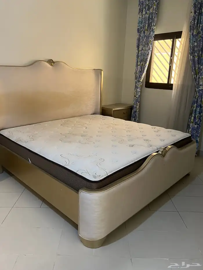 غرفة نوم مكونه من سرير وطاولتين جانبيه وتسريحة بدون دولاب 0