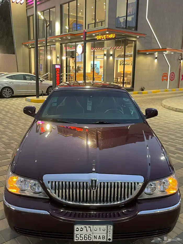 لنكولن تاون كار مخزن ممشى 82 الف كيلو فقط 18