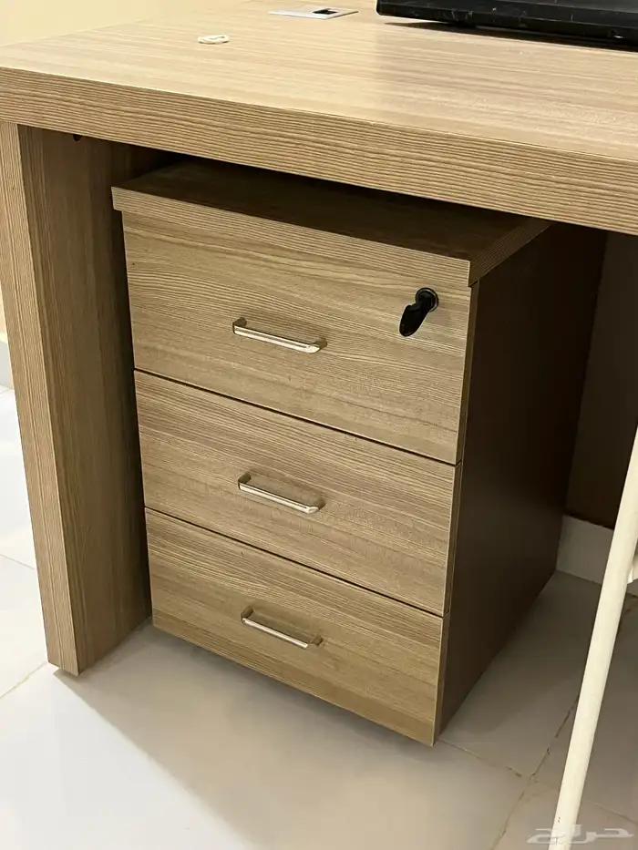 مكتب مع شاشة 1