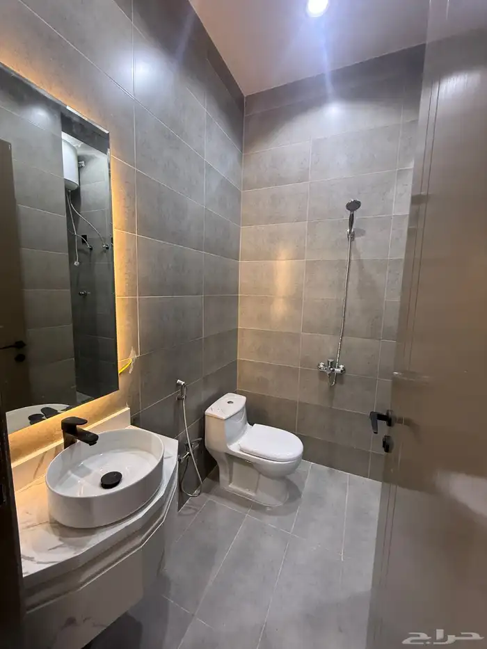 للبيع روف بملحق درج داخلي وخارجي حي الجوهره شرق خميس مشيط 13