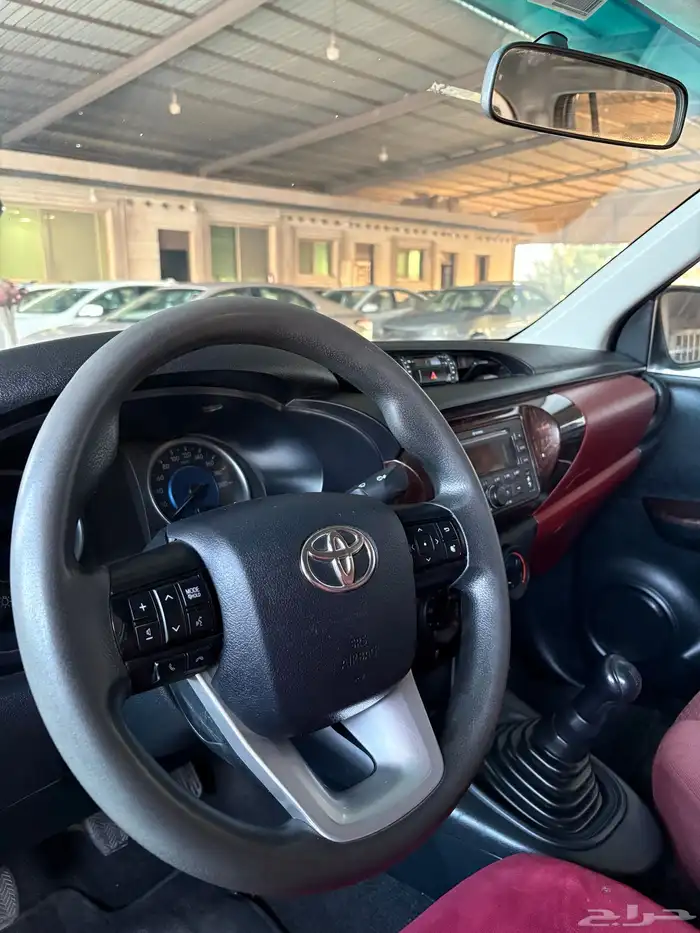 هايلوكس 20118 مرفق معها مجموعة هايلوكسات مخزنه 8