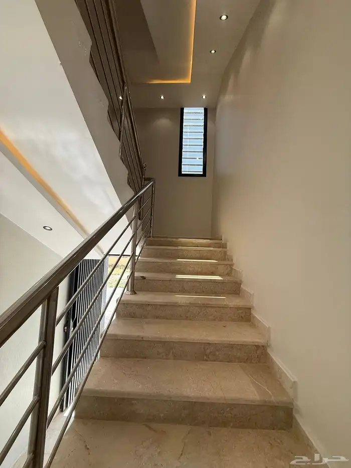 للبيع روف بملحق درج داخلي وخارجي حي الجوهره شرق خميس مشيط 2