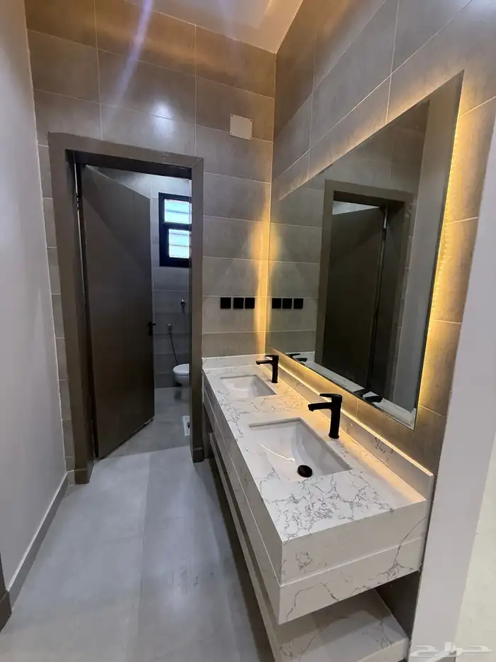 للبيع روف بملحق درج داخلي وخارجي حي الجوهره شرق خميس مشيط 5