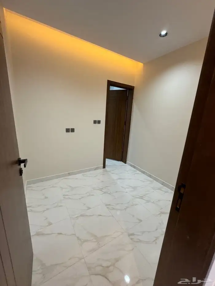 للبيع روف علوي دور ثاني مع ملحق بمدخل سياره شمال خميس مشيط 22