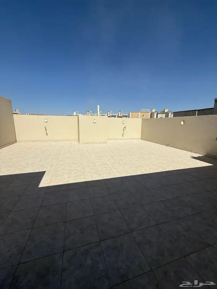 للبيع روف بملحق درج داخلي وخارجي حي الجوهره شرق خميس مشيط 24