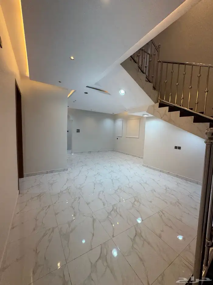 للبيع روف علوي دور ثاني مع ملحق بمدخل سياره شمال خميس مشيط 17