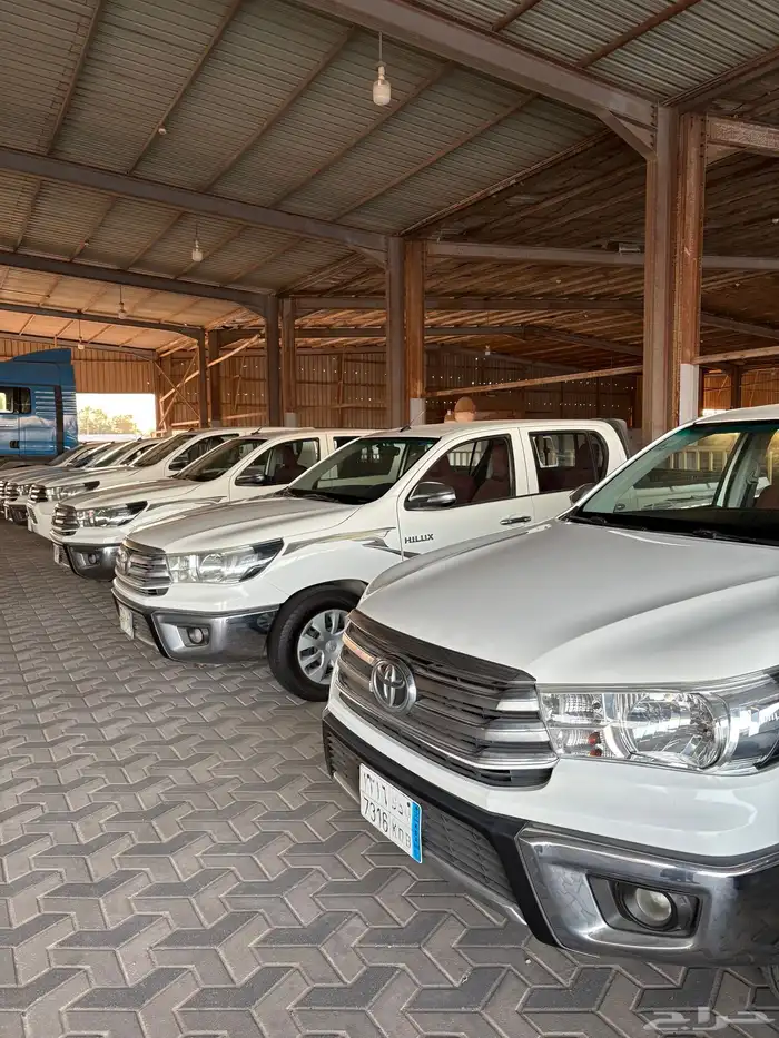 هايلوكس 20118 مرفق معها مجموعة هايلوكسات مخزنه 1