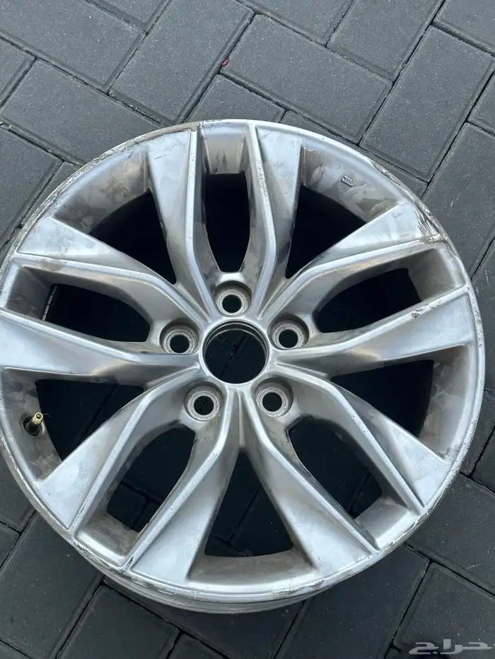 جنط افالون نضيف وعلى الشرط موديل 21 وانت طالع 3