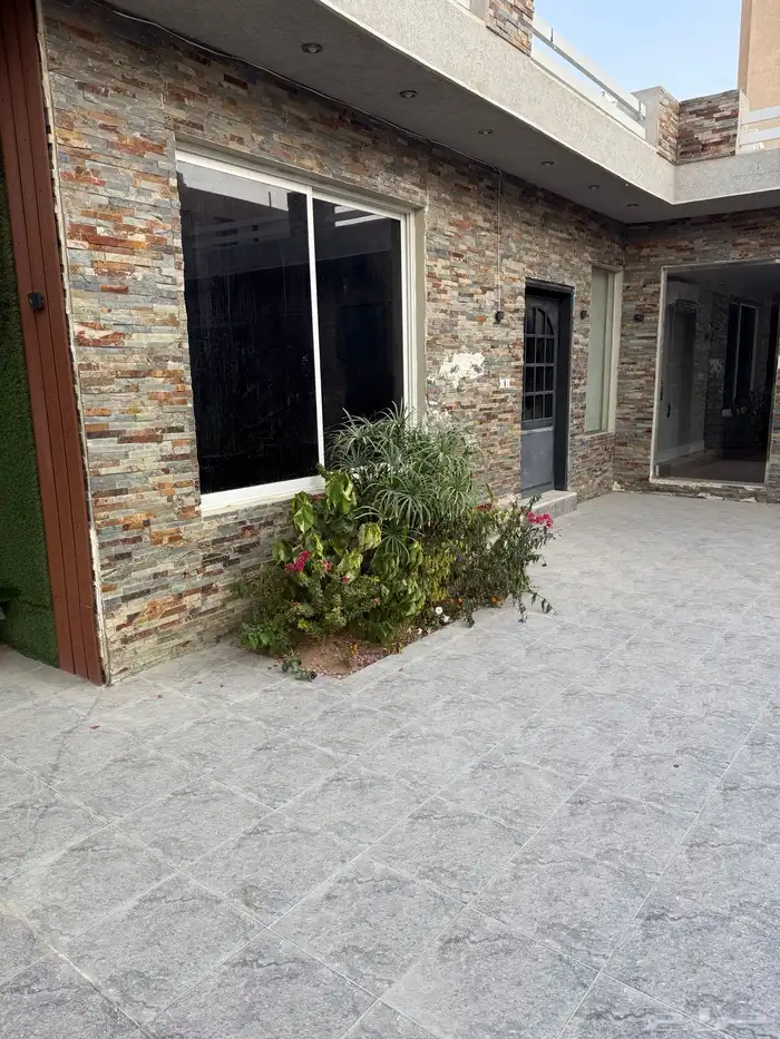 استراحه للايجار السنوي المساحه 450م شارع 30 شمالي 9