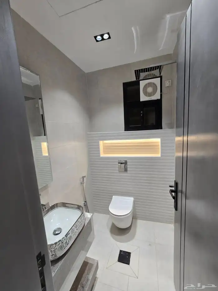 للبيع شقق ارضيه بحوش ومدخل سياره وعلويه طريق ابها الخميس 11