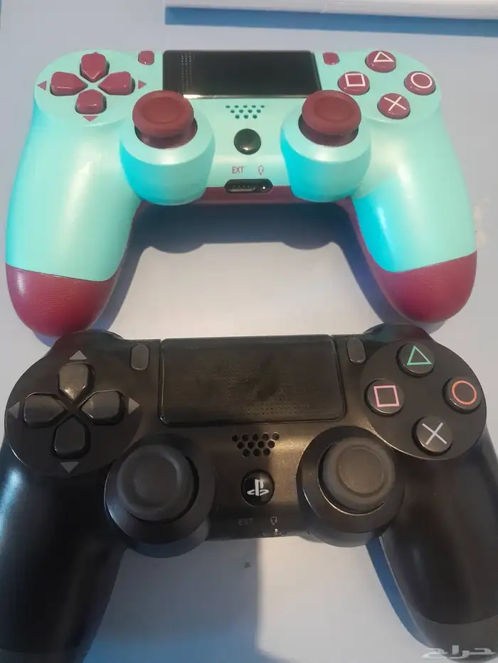 يد سوني4 العدد 2مستعمله نظيفه واحده اصليه السودا 2