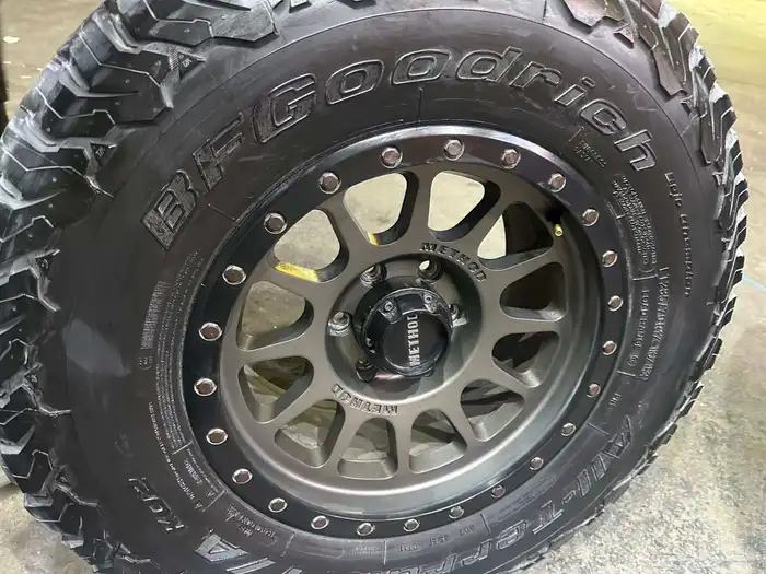 جنوط ميثود فيراني 6 مسمار مع كفرات نص حجري بي اف مقاس 17 12