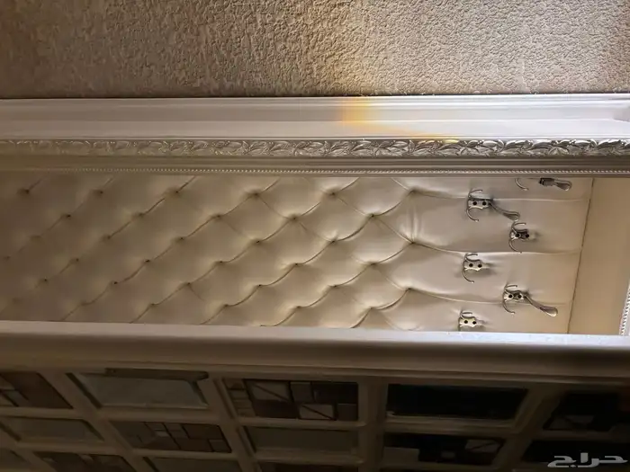 دولاب عبايات وطاوله مدخل نع مرايا 1