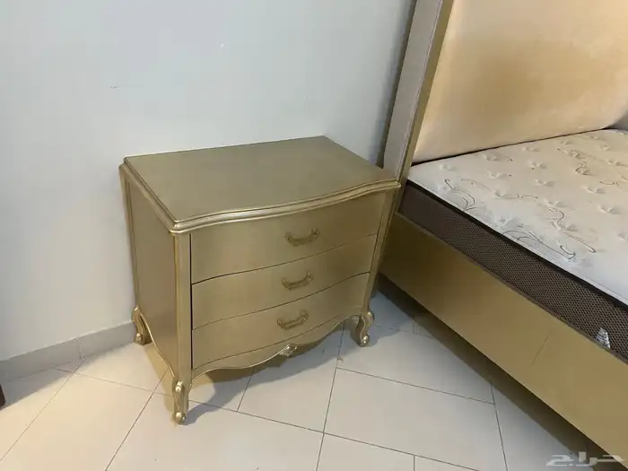 غرفة نوم مكونه من سرير وطاولتين جانبيه وتسريحة بدون دولاب 1