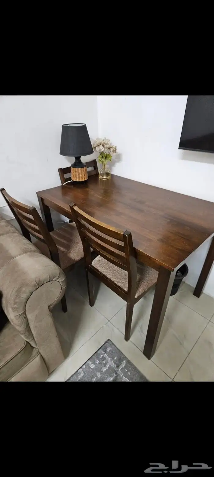 كنب نظيف وطاولة طعام 1