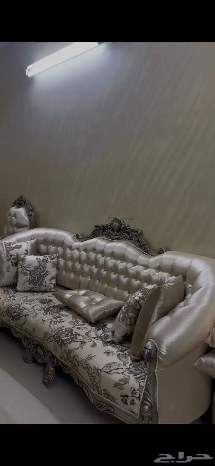 اثاث مستعمل كنب و مساند مع الستائر و الطاولات للبيع 3