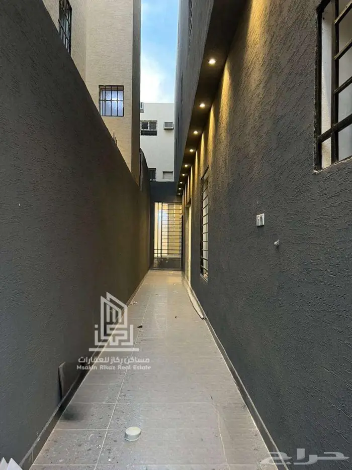 فيلا للبيع   تصميم عصري وموقع مميز في حي السعادة 17