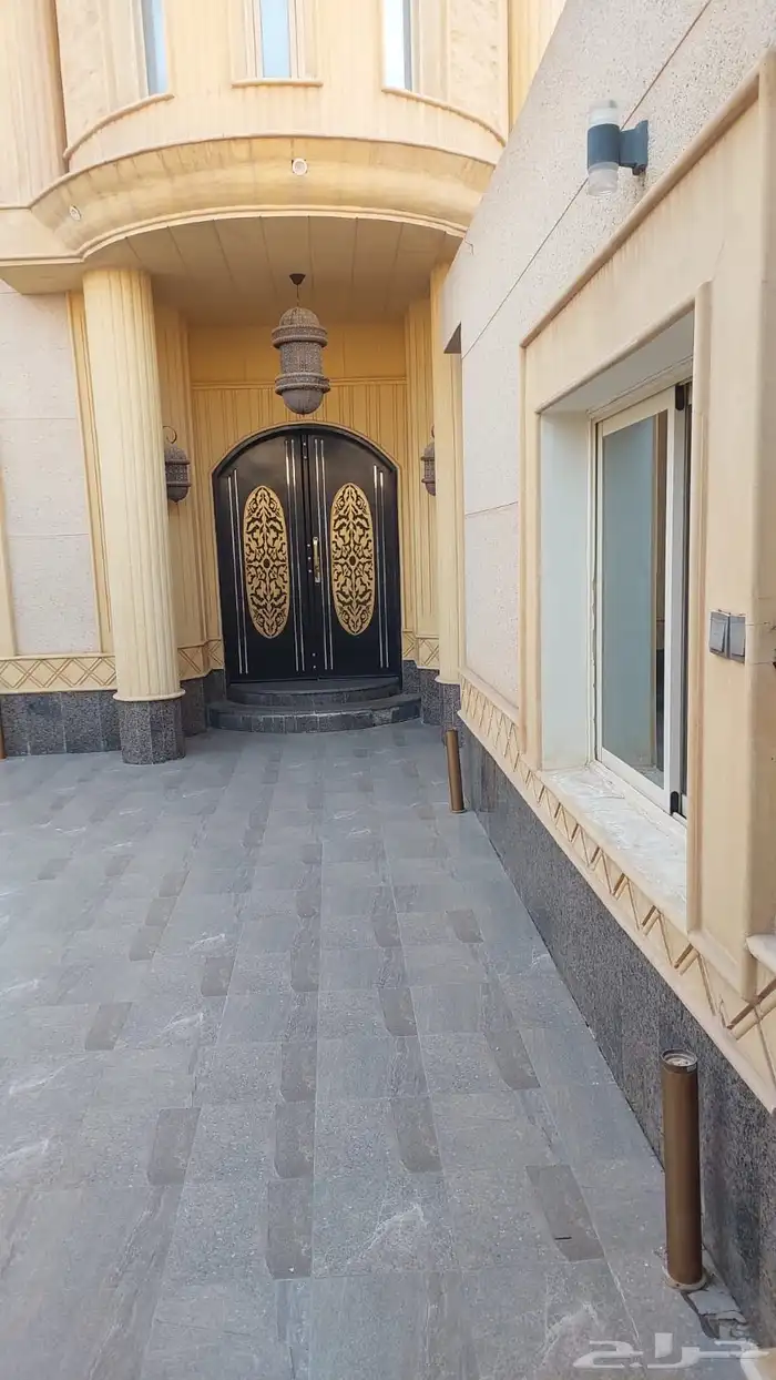 للبيع فله مع شقتين تجمع بين السكن المميز والاستثمار الذكي 1