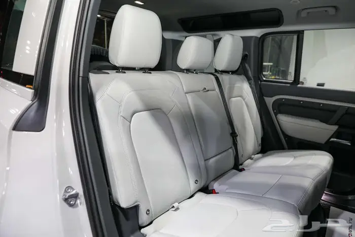 لاند روفر دفيندر 110 SE X-Dynamic V4 موديل 2026 11