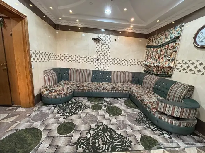 كنب نظيف مع الفرش البيع والستارة 0