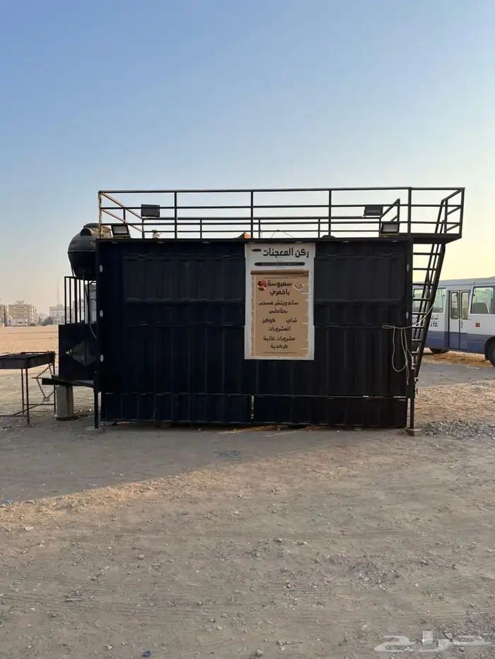 للبيع فود ترك نظيف جدا  وتفصيل مطابق للبلدية 0