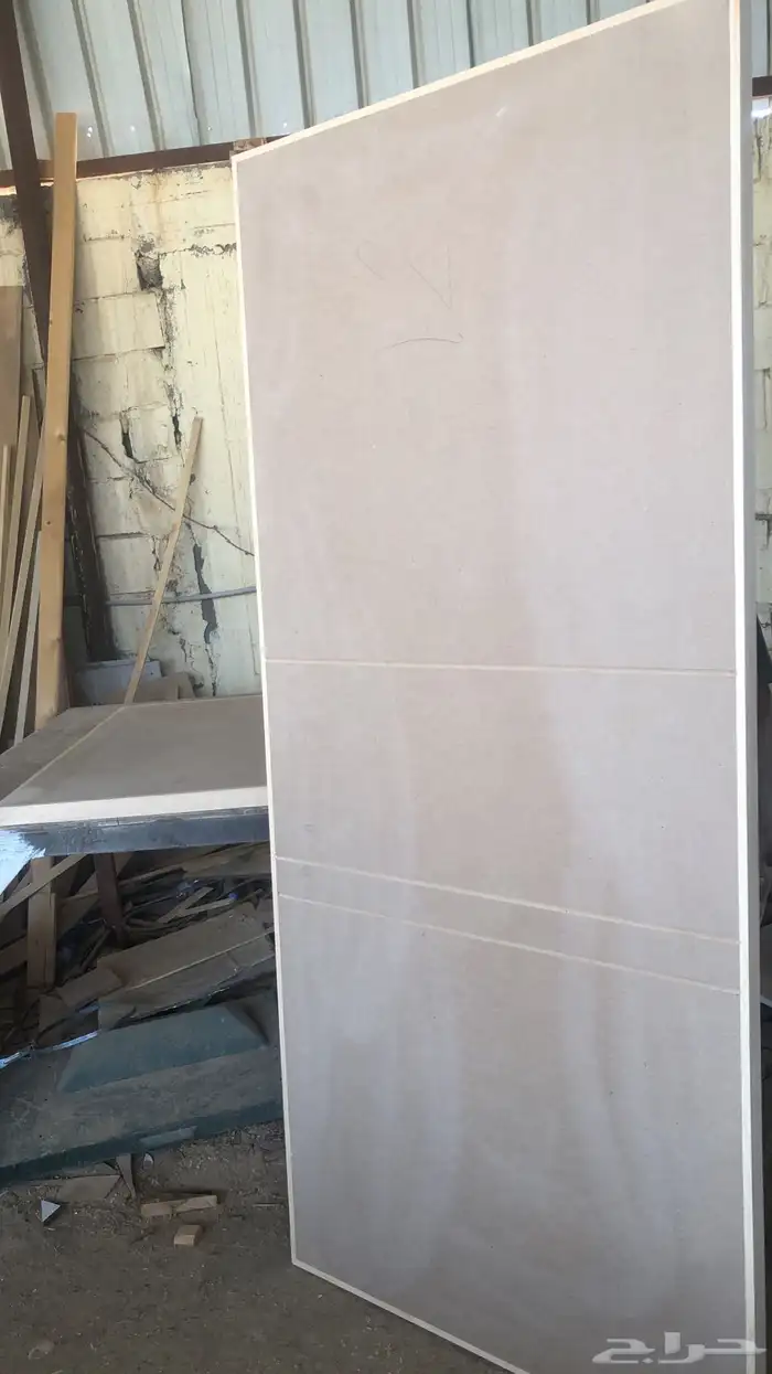 المتر في الخزانة 700 ريال  موجود غرفة نوم  و أبواب 8